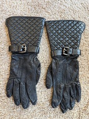 Burberry Prosum quilted leather long gloves, size 7.5, blk